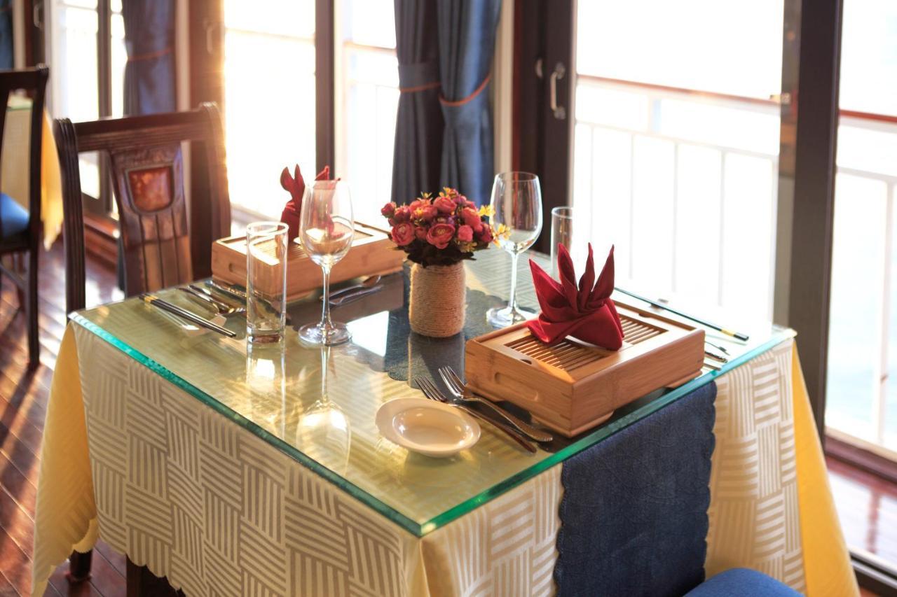Charm Boutique Cruise Hotel ฮาลอง ภายนอก รูปภาพ