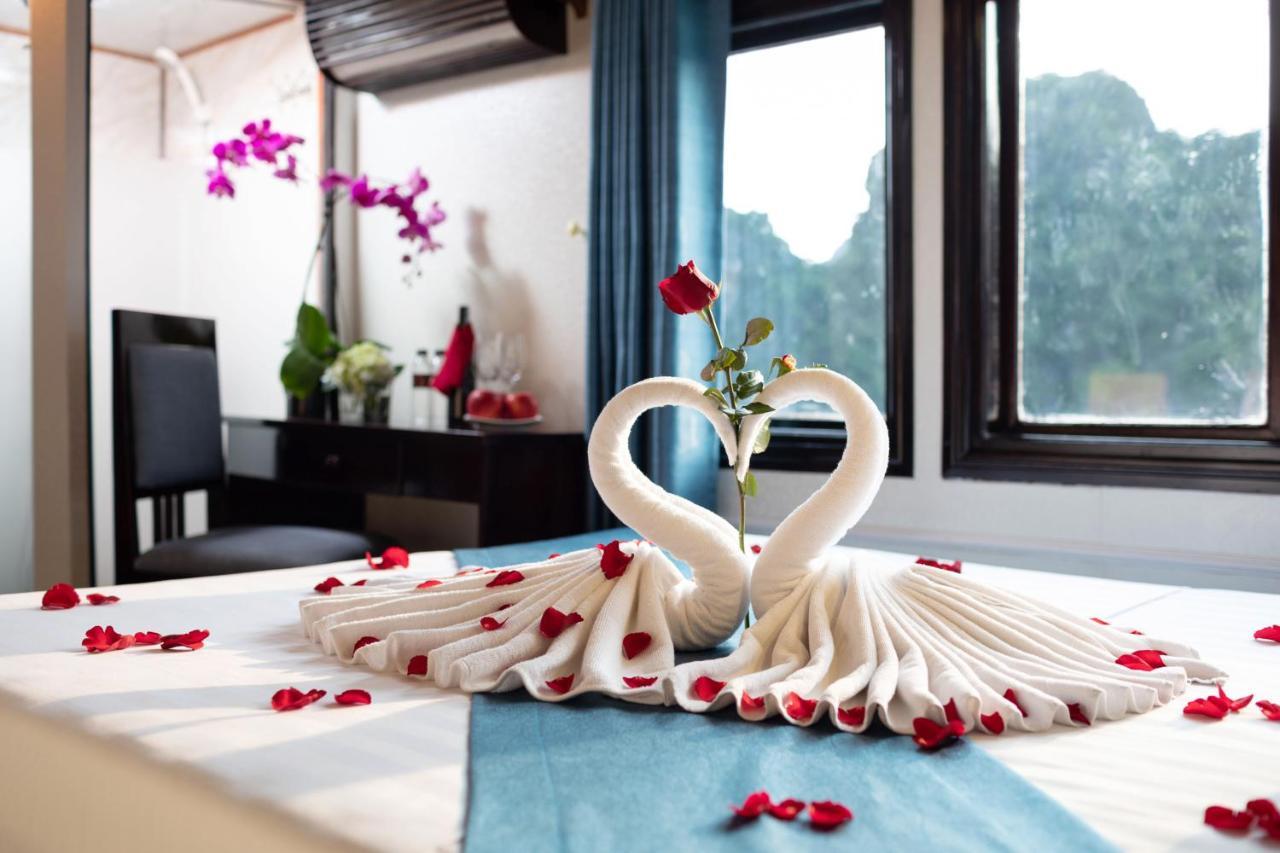 Charm Boutique Cruise Hotel ฮาลอง ภายนอก รูปภาพ