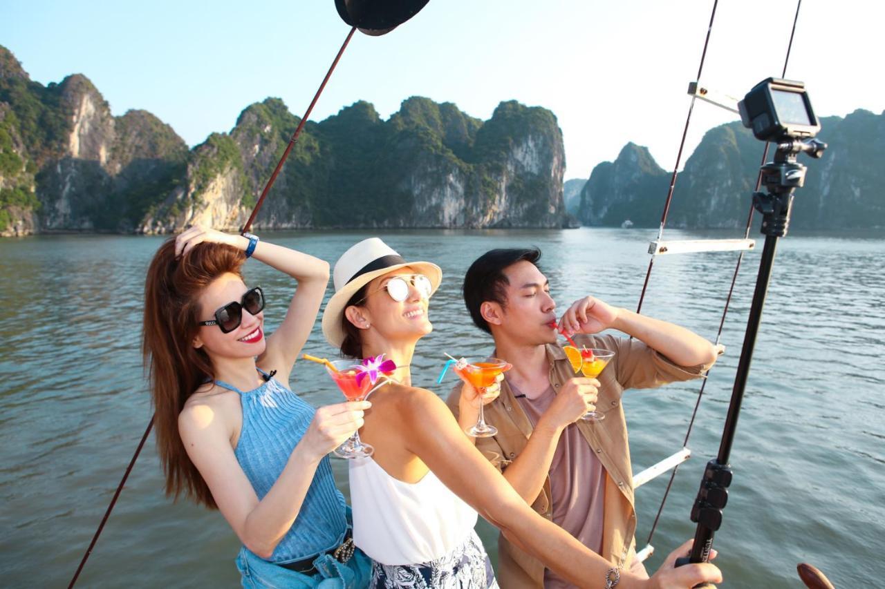 Charm Boutique Cruise Hotel ฮาลอง ภายนอก รูปภาพ